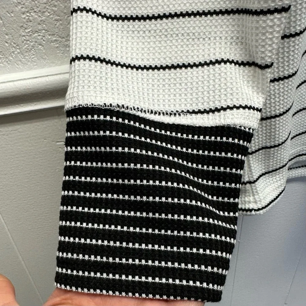 Women’s Sz Lg Long Sleeve Scoop Neck 1/4 Button Up Tee, V492 - Picture 5 of 8